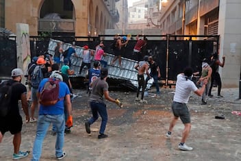 Beirut, nuovi scontri. Si dimettono due ministri