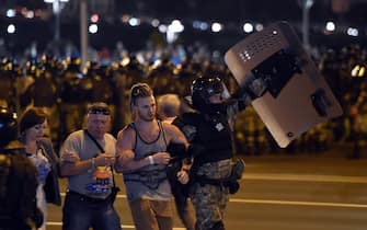 1227981646 Riot police detain a group of demonstrators during a protest after polls closed in Belarus' presidential election, in Minsk on August 9, 2020. (Photo by Sergei GAPON / AFP) (Photo by SERGEI GAPON/AFP via Getty Images)