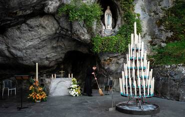 Lourdes, fulmine su funicolare provoca black-out e frenata: 12 feriti