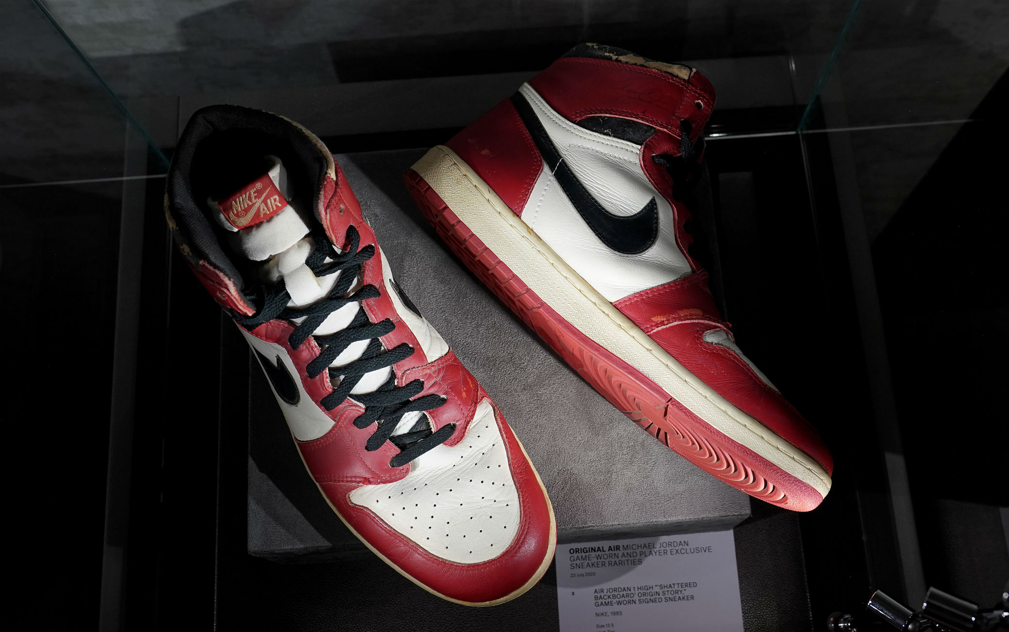 Le scarpe di Michael Jordan usate a Trieste nel 1985 vendute all'asta per  615mila dollari