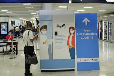 Passengers arriving from high-risk countries are screened for COVID-19 at a testing station set up inside Fiumicino airport, near Rome, Italy, 16 August 2020. Italy has introduced mandatory coronavirus disease (COVID-19) testing for anyone arriving from Croatia, Greece, Spain and Malta in an attempt to avoid a spike of new cases. ANSA/ TELENEWS