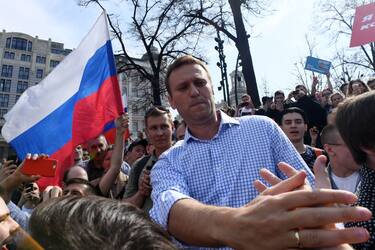 Russian opposition leader Alexei Navalny greets supporters during an unauthorized anti-Putin rally on May 5, 2018 in Moscow, two days ahead of Vladimir Putin's inauguration for a fourth Kremlin term. (Photo by Kirill KUDRYAVTSEV / AFP)        (Photo credit should read KIRILL KUDRYAVTSEV/AFP via Getty Images)