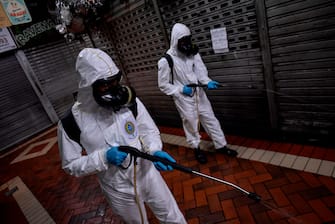 TOPSHOT - Soldiers from the 4th Military Region of the Brazilian Armed Forces take part in the cleaning and disinfection of the Municipal Market in the Belo Horizonte, state of Minas Gerais, Brazil on August 18, 2020, amid the COVID-19 coronavirus pandemic. (Photo by DOUGLAS MAGNO / AFP) (Photo by DOUGLAS MAGNO/AFP via Getty Images)