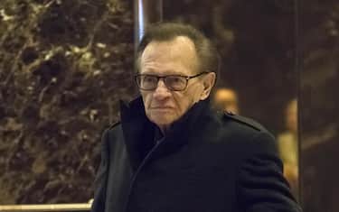 epa08619468 (FILE) - US Television and radio host Larry King is seen in the lobby of Trump Tower in New York, USA, 01 December 2016 (re-issued 23 August 2020). Talk show host legend Larry King on 23 August 2020 announced the passing of two of his children who have died just within a month.  EPA/Albin Lohr-Jones / POOL