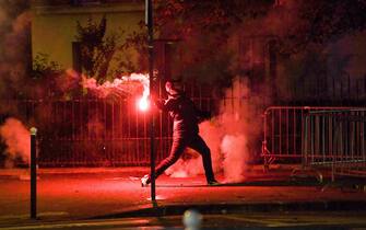 A Paris Saint-Germain (PSG) supporter holds a flare near the Parc des Princes stadium on August 23, 2020, after the UEFA Champions League final football match between PSG and Bayern Munich played at the Luz stadium in Lisbon. (Photo by Alain JOCARD / AFP) (Photo by ALAIN JOCARD/AFP via Getty Images)