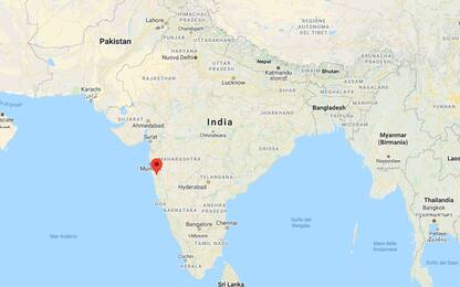 Crolla un palazzo in India, persone sotto le macerie