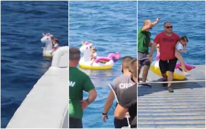 Grecia, bimba alla deriva su unicorno gonfiabile: traghetto la salva