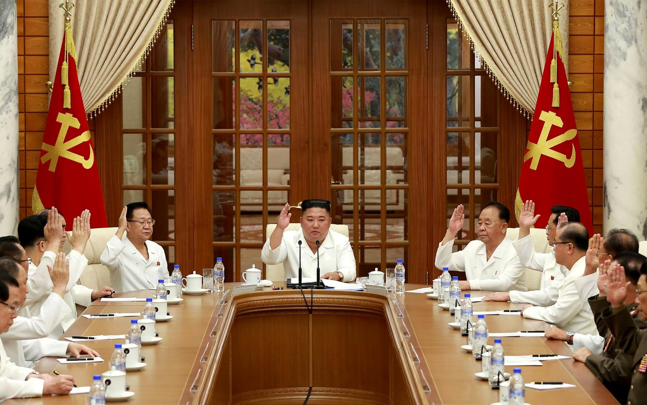 Kim Jong-un presiede il Politburo del 25 agosto in una delle immagini diffuse da Kcna kim jong un