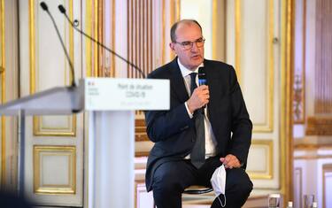 Francia, il premier: mi vaccinerò con AstraZeneca dopo l'ok dell'Ema