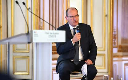 Francia, il premier: mi vaccinerò con AstraZeneca dopo l'ok dell'Ema
