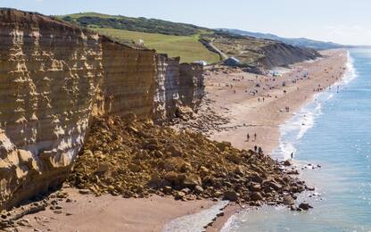 Inghilterra, crolla scogliera: 9mila tonnellate in spiaggia. FOTO