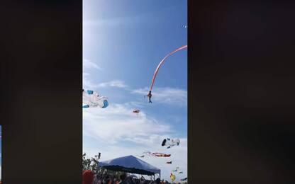 Taiwan, bambina resta impigliata in un aquilone e vola in aria. VIDEO