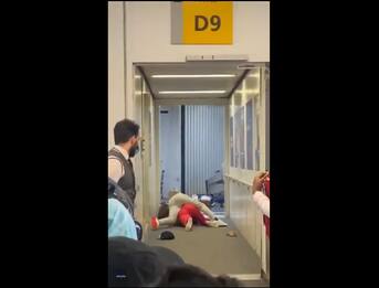 New York, rissa tra due donne ritarda la partenza di un volo. VIDEO