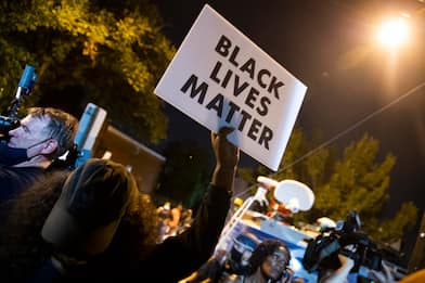 Washington, polizia spara e uccide un 18enne afroamericano