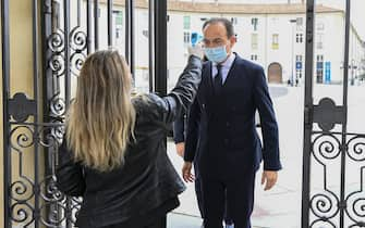 VENARIA REALE, ITALY - MAY 29: A security officer measures the temperature to the President of Piedmont Alberto Cirio during the opening of the exhibition Sfida al Barocco on May 29, 2020 in Venaria Reale, Italy. Many Italian businesses have been allowed to reopen, after more than two months of a nationwide lockdown meant to curb the spread of Covid-19. (Photo by Diego Puletto/Getty Images)