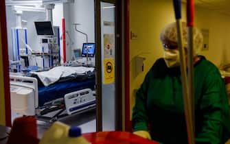 KRAKOW, POLAND - SEPTEMBER 04:A health worker wears a protective suit, face mask and gloves as she passes by a black bag with a COVID-19 diseased patient body at the ICU of Krakow University Hospital on September 04, 2020 in Krakow, Poland. Poland has banned flights from 44 countries and has reintroduced restrictions on public life in the worst affected parts of the country, in order to prevent the spread of Coronavirus. Poland, a country of 38 million, has officially  registered 69,920 COVID-19 infections and more than 2,099 deaths from the virus. (Photo by Omar Marques/Getty Images)
