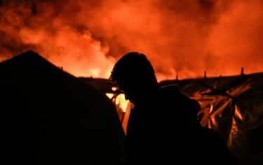 Vasto incendio devasta il campo profughi di Moria a Lesbo. FOTO