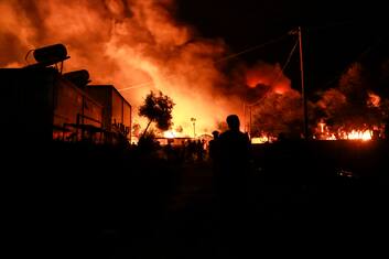 Migranti, incendio devasta il campo profughi di Moria a Lesbo. VIDEO