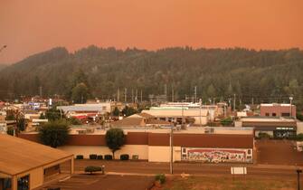 An orange smoke-filled sky is seen above Estacada, Oregon, on September 9, 2020, as fires burn nearby. - Hundreds of homes including entire communities were razed by wildfires in the western United States on September 9 as officials warned of potential mass deaths under apocalyptic orange skies. At least five towns were "substantially destroyed" in Oregon as widespread evacuations took place across the northwestern state, governor Kate Brown said. (Photo by Deborah BLOOM / AFP) (Photo by DEBORAH BLOOM/AFP via Getty Images)