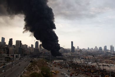 Libano, violento incendio nel porto di Beirut