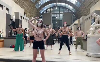 Al Museo d’Orsay scollatura vietata: blitz delle Femen
