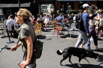 1227880178 LONDON, ENGLAND - AUGUST 02: People dine outdoor at a pub in Clapham on August 2, 2020 in London, England. British Prime Minister Boris Johnson has said it is time to "squeeze that brake pedal" on reopening the economy, amid rising fears that the UK is on the brink of a second wave. (Photo by Peter Summers/Getty Images)