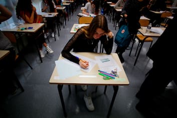 Francia, studenti sui social contro regole sull’abbigliamento a scuola