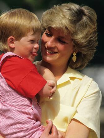 MAJORCA, SPAIN - AUGUST 10:  Diana, Princess of Wales with Prince Harry on holiday in Majorca, Spain on August 10, 1987.  (Photo by Georges De Keerle/Getty Images)