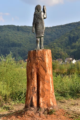 epa08671030 Unvailing of the statue from US First Lady Melania Trump by artists Bred Downey and Ales 'Maxi' Zupevc at her birthplace in Sevnica, Slovenia, 15 September 2020. The Old wooden statue of U.S. First Lady Melania Trump was burned on 4th July 2020.  EPA/IGOR KUPLJENIK