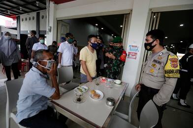 Covid Indonesia, tamponi lavati e riusati all’aeroporto: 5 arresti