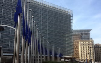 Le bandiere dell'Unione europea esposte davanti al palazzo della Commissione europea sono state abbrunate a mezz'asta in segno di lutto per l'attentato di Manchester, a Bruxrlles, 23 maggio 2017.  ANSA/MARCO GALDI 