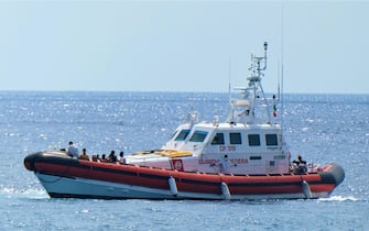 foto relative a due sbarchi odierni delle ore 13 circa a Lampedusa. Un barchino con 24 tunisini a bordo e una motovedetta della capitaneria di portocon a bordo 26 persone, 12 donne una bambina di 9 anni una neonata di 8 mesi un bambino di 2 anni e un neonato di 3 mesi il resto uomini. 
