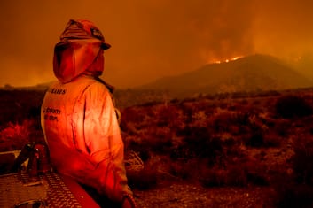 California, incendio a Juniper Hills: bruciati almeno 50mila acri