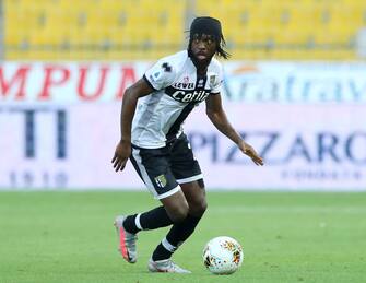PARMA, ITALY - JULY 28: (BILD ZEITUNG OUT) Kouassi Gervinho of Parma Calcio controls the ball during the Serie A match between Parma Calcio and Atalanta BC at Stadio Ennio Tardini on July 28, 2020 in Parma, Italy. (Photo by Matteo Ciambelli/DeFodi Images via Getty Images)
