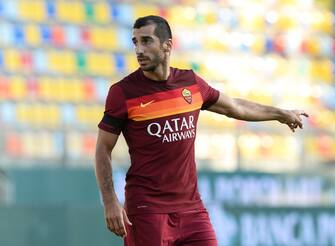 FROSINONE, ITALY - SEPTEMBER 09: Henrikh Mkhitaryan of AS Roma gestures during the Pre-Season friendly match between Frosinone Calcio and AS Roma at Stadio Benito Stirpe on September 09, 2020 in Frosinone, Italy. (Photo by Silvia Lore/Getty Images)