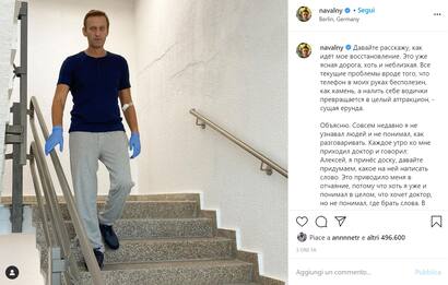 Navalny posta una foto su Instagram in piedi sulle scale