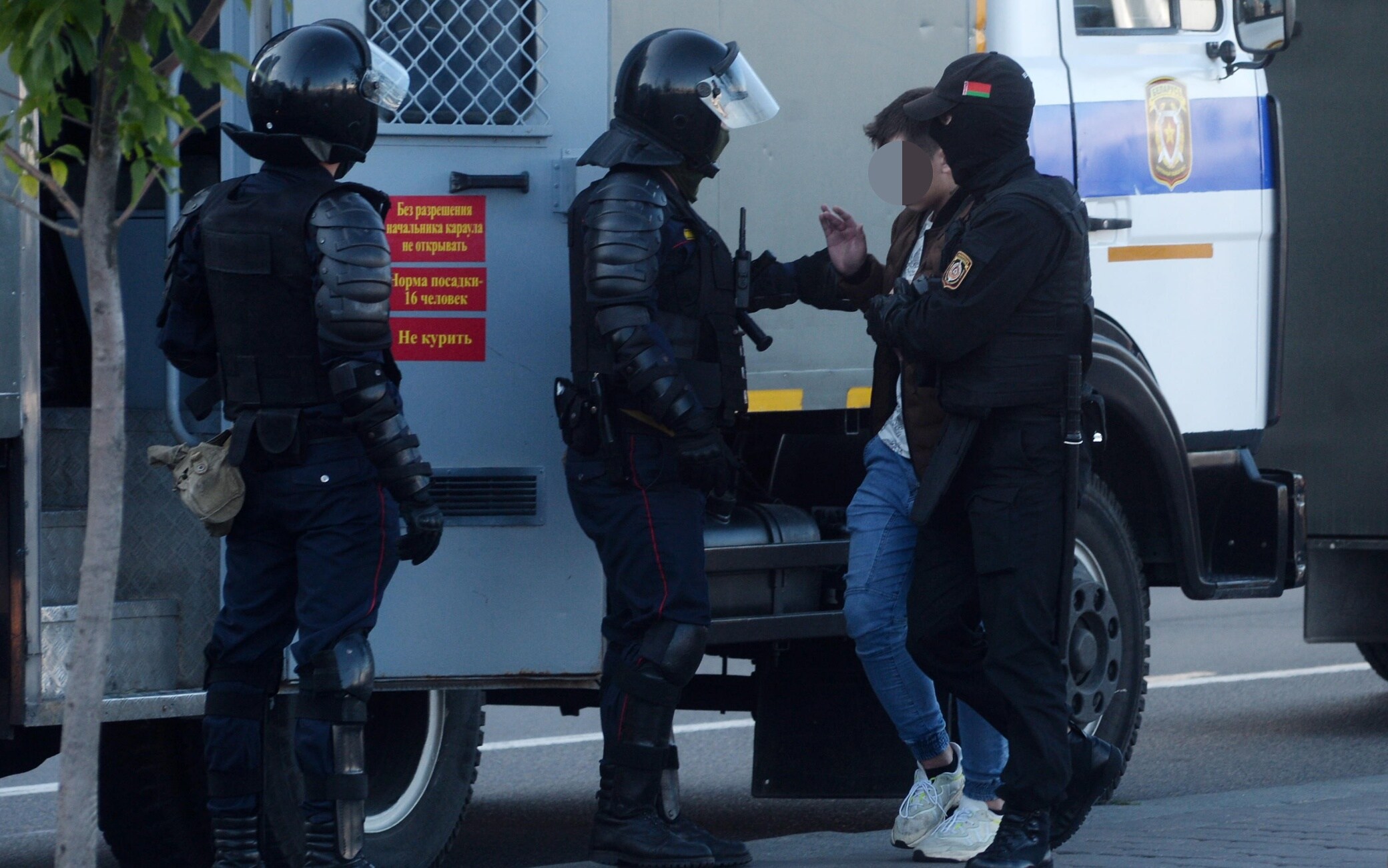 Un fermo della polizia a Minsk minsk proteste