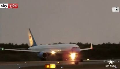 Paura sull'Air Force Two, atterraggio d'emergenza con Pence a bordo