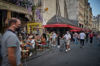 PARIS, FRANCE - SEPTEMBER 13: Parisians enjoy the late summer weather in packed cafes and restaurants on the Rue de Buci, Paris, despite the recent surge in Covid-19 infections throughout Paris and France on September 13, 2020 in Paris, France. On Saturday, the number of new daily cases in France exceeded 10,000, with infection rates rising among all age groups. (Photo by Kiran Ridley/Getty Images)