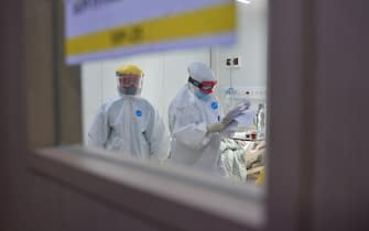 Lung specialist Wahyuningsih (L) and doctor Devita Rere (R) work at Pertamina Simprug hospital designated to treat COVID-19 coronavirus patients in Jakarta on September 25, 2020. (Photo by ADEK BERRY / AFP) (Photo by ADEK BERRY/AFP via Getty Images)