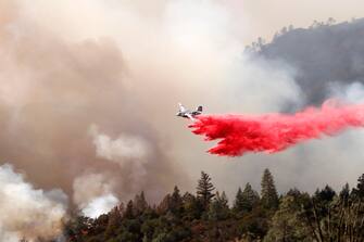epa08702736 An air tanker drops retardant on the Glass Fire in the town of Deer Park, California, USA, 27 September 2020. Northern California is under extreme fire alert.  EPA/JOHN G. MABANGLO