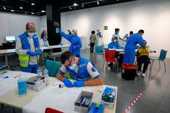 Medical workers of the Medical Emergency Services of Madrid (SUMMA 112) run rapid tests for COVID-19 at the Lope de Vega Cultural Center in the Vallecas neighbourhood, in Madrid, on October 1, 2020 while testing for potential coronavirus disease cases. - Spain's government published a decree extending drastic restrictions across the capital today, with partial lockdown measures to come into play within 48 hours, despite fierce opposition from Madrid's regional authorities. (Photo by OSCAR DEL POZO / AFP) (Photo by OSCAR DEL POZO/AFP via Getty Images)