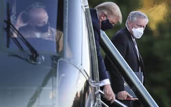 White House Chief of Staff Mark Meadows, right, looks as U.S. President Donald Trump exits Marine One while arriving to Walter Reed National Military Medical Center in Bethesda, Maryland, U.S., on Friday, Oct. 2, 2020. Trump will be treated for Covid-19 after being in isolation at the White House since his diagnosis, which he announced after one of his closest aides had tested positive for coronavirus infection.(Photo by Oliver Contreras/Pool/ABACAPRESS.COM) (Pool/ABACA / IPA/Fotogramma, Washington - 2020-10-02) p.s. la foto e' utilizzabile nel rispetto del contesto in cui e' stata scattata, e senza intento diffamatorio del decoro delle persone rappresentate