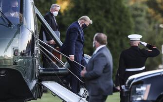 U.S. President Donald Trump exits Marine One while arriving to Walter Reed National Military Medical Center in Bethesda, Maryland, U.S., on Friday, Oct. 2, 2020. Trump will be treated for Covid-19 after being in isolation at the White House since his diagnosis, which he announced after one of his closest aides had tested positive for coronavirus infection.
(Photo by Oliver Contreras/Pool/ABACAPRESS.COM) (Pool/ABACA / IPA/Fotogramma, Washington - 2020-10-02) p.s. la foto e' utilizzabile nel rispetto del contesto in cui e' stata scattata, e senza intento diffamatorio del decoro delle persone rappresentate
