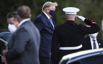 U.S. President Donald Trump exits Marine One while arriving to Walter Reed National Military Medical Center in Bethesda, Maryland, U.S., on Friday, Oct. 2, 2020. Trump will be treated for Covid-19 after being in isolation at the White House since his diagnosis, which he announced after one of his closest aides had tested positive for coronavirus infection.(Photo by Oliver Contreras/Pool/ABACAPRESS.COM) (Pool/ABACA / IPA/Fotogramma, Washington - 2020-10-02) p.s. la foto e' utilizzabile nel rispetto del contesto in cui e' stata scattata, e senza intento diffamatorio del decoro delle persone rappresentate