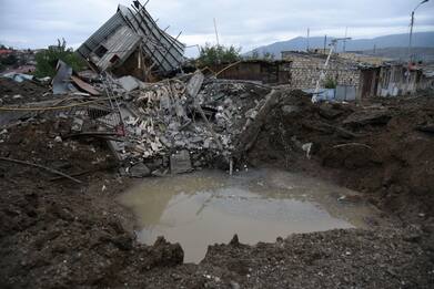 Armenia-Azerbaijan, bombardamenti sulle città: oltre 200 morti