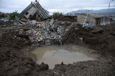 TOPSHOT - A view shows aftermath of recent shelling during the ongoing fighting between Armenia and Azerbaijan over the breakaway Nagorno-Karabakh region, in the disputed region's main city of Stepanakert on October 4, 2020. (Photo by Davit Ghahramanyan / NKR Infocenter / AFP) (Photo by DAVIT GHAHRAMANYAN/NKR Infocenter/AFP via Getty Images)