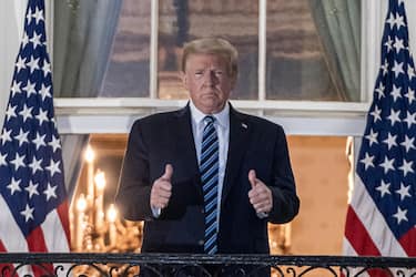 epa08723110 US President Donald J. Trump gestures after returning to the White House, in Washington, DC, USA, 05 October 2020, following several days at Walter Reed National Military Medical Center for treatment for COVID-19.  EPA/KEN CEDENO / POOL