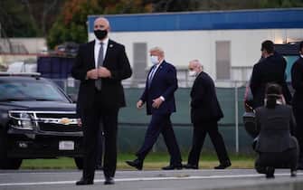 epa08723030 US President Donald J. Trump, wearing a mask, walks at Walter Reed National Military Medical Center, in Bethesda, Maryland, USA, 05 October 2020, to board Marine One for a return trip to the White House after receiving treatment for a COVID-19 infection.  EPA/Chris Kleponis / POOL