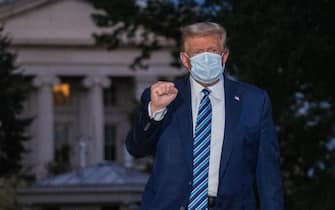 epaselect epa08723082 US President Donald J. Trump gestures after returning to the White House, in Washington, DC, USA, 05 October 2020, following several days at Walter Reed National Military Medical Center for treatment for COVID-19.  EPA/KEN CEDENO / POOL